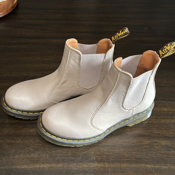 Dr. Martens 2976 Chelsea Boots - Picture 7 of 10